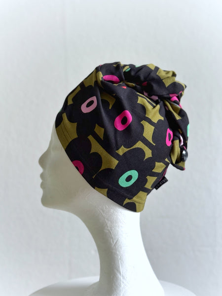 Turban, jersey med svarta blommor