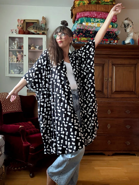 Sjok / kaftan med knappar hela vägen. Svart med vita prickar