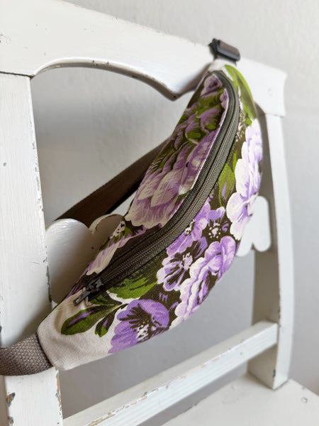 Magväska med lila blommor