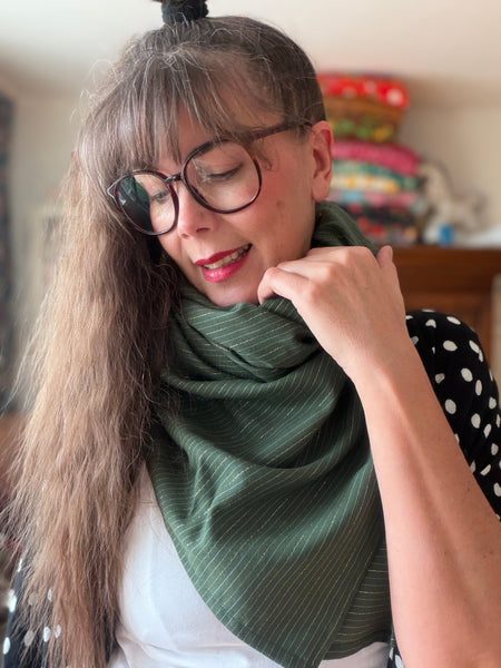 Sjal, i grön ull med guld i deadstock