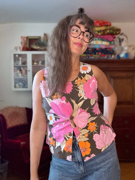 Ärmlös blus i brunt & rosa vintagetyg