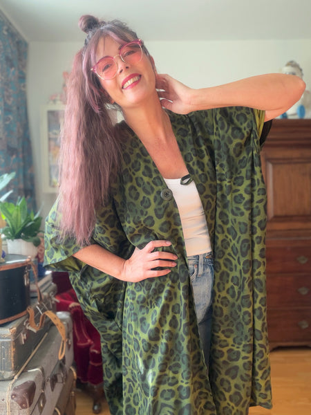 Sjok / kaftan i grönt leopardmönster