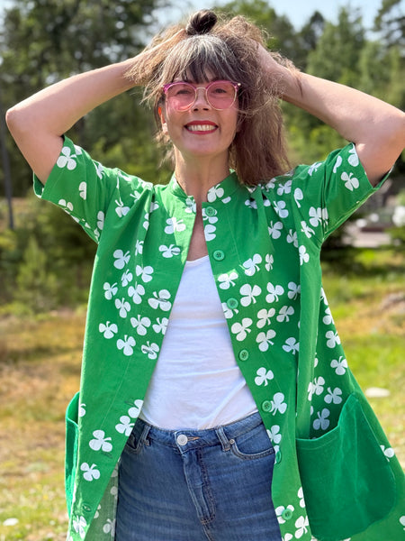 Städrock i grönt vintagetyg med klöver