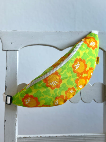 Magväska med orange blommor