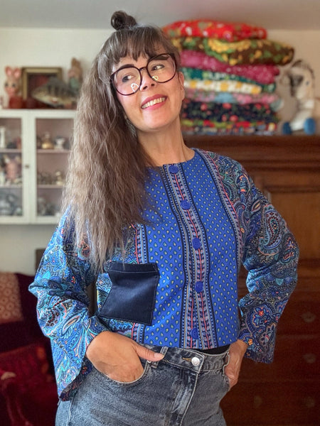 Blusjacka med lång ärm i blå paisley