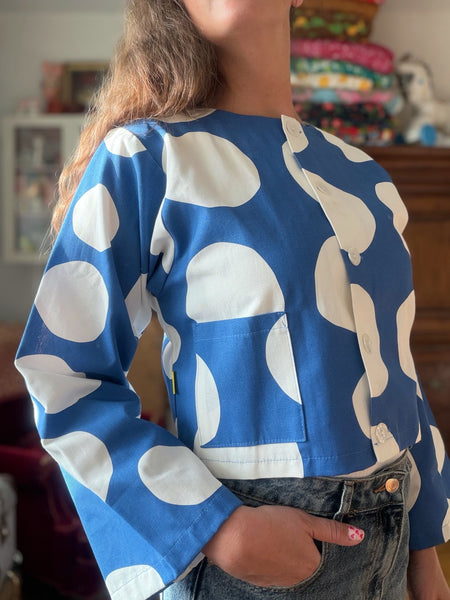 Kort jacka med lång ärm, prickig