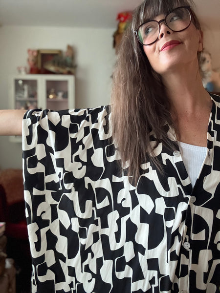 Sjok / kaftan med knappar hela vägen. Grafiskt