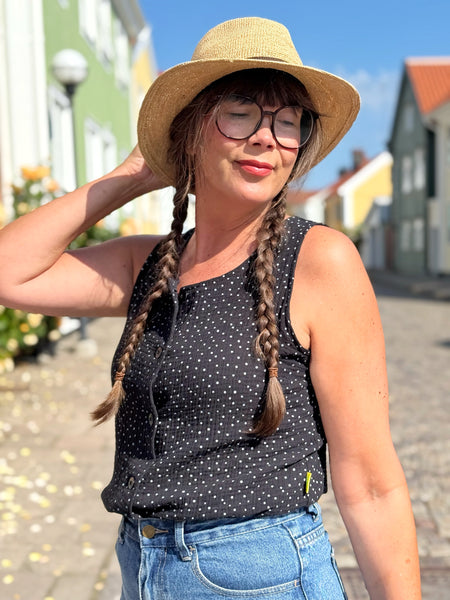 Ärmlös blus, svart med vita prickar