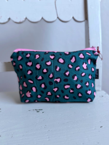 Necessär i blågrönt & rosa leopardmönster