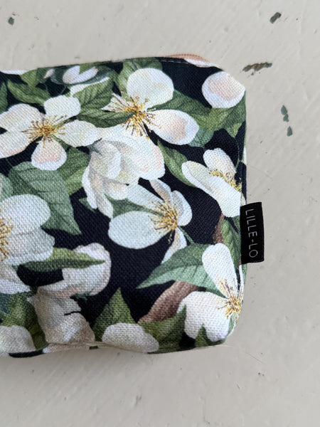 Necessär med äppelblommor