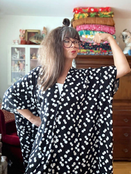 Sjok / kaftan med knappar hela vägen. Svart med vita prickar