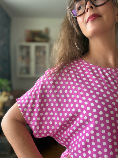 Blus cerise med prickar
