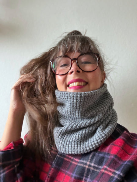 Tubsjal i grå stickad ull