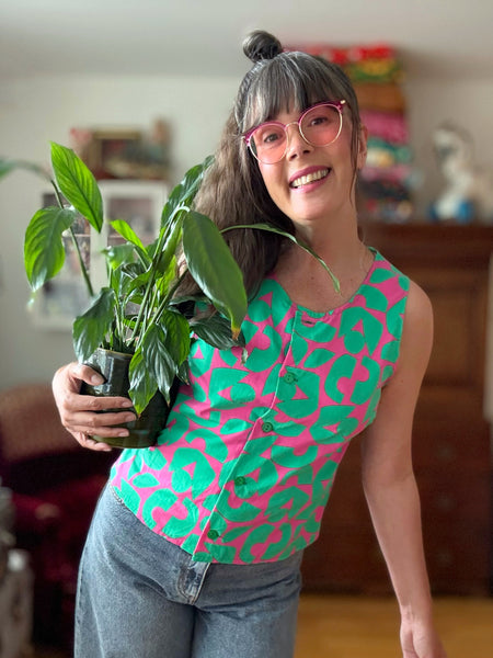 Ärmlös blus i cerise & grönt