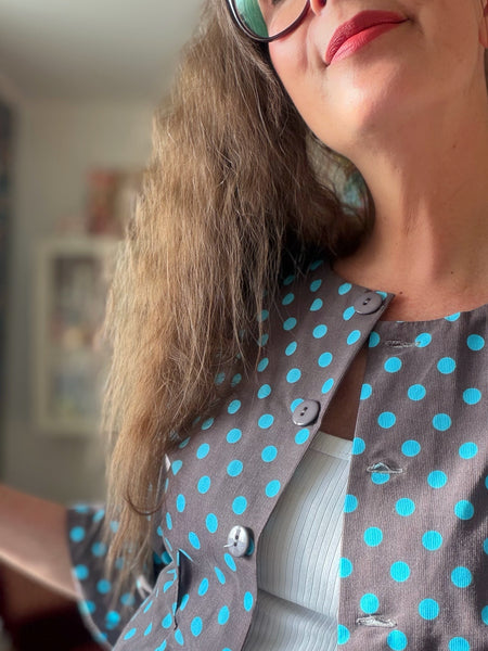 Blusjacka i prickig manchester