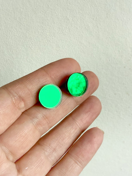 Örhängen i spegelblankt grönt