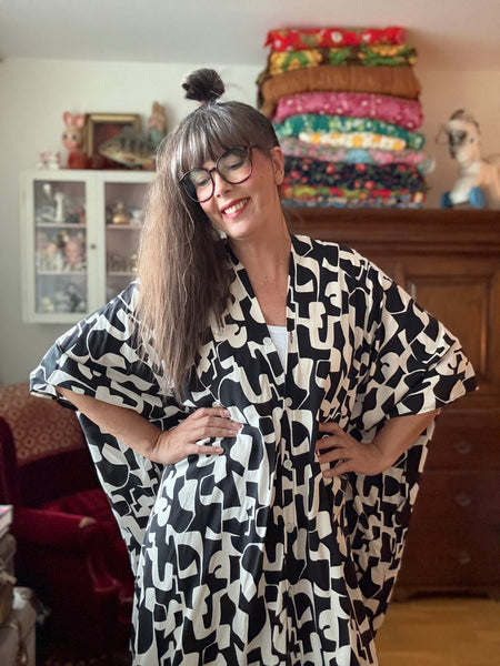 Sjok / kaftan med knappar hela vägen. Grafiskt