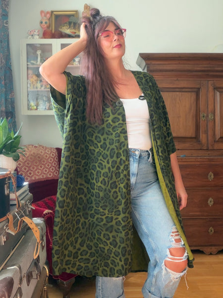Sjok / kaftan i grönt leopardmönster