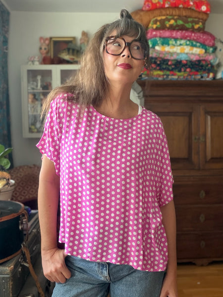 Blus cerise med prickar