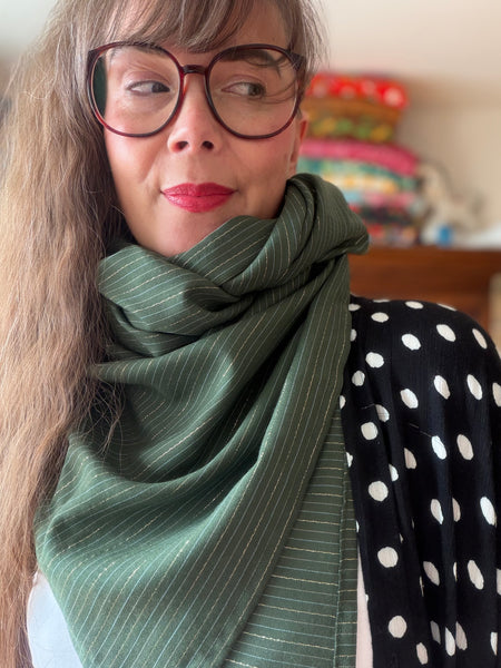 Sjal, i grön ull med guld i deadstock