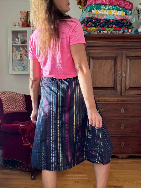 Kjol med glittriga ränder