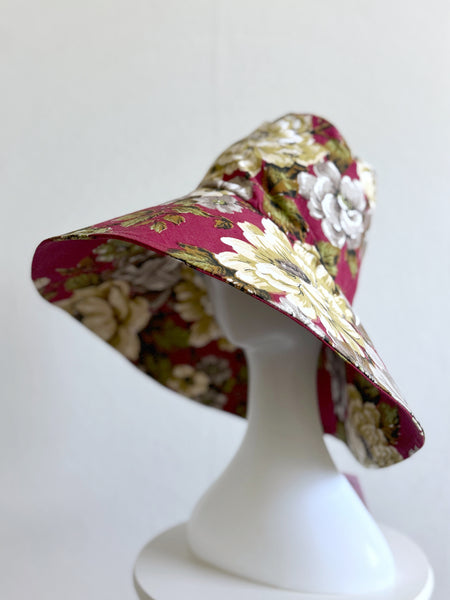 Solhatt i vinrött vintagetyg