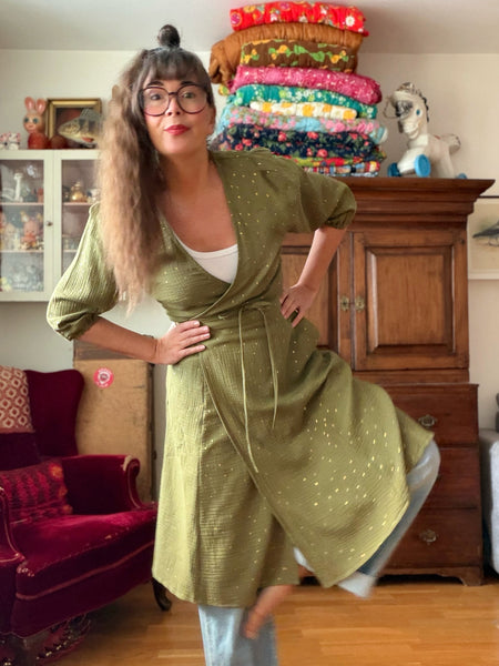 Omlottklänning i mossgrön bomullsmuslin