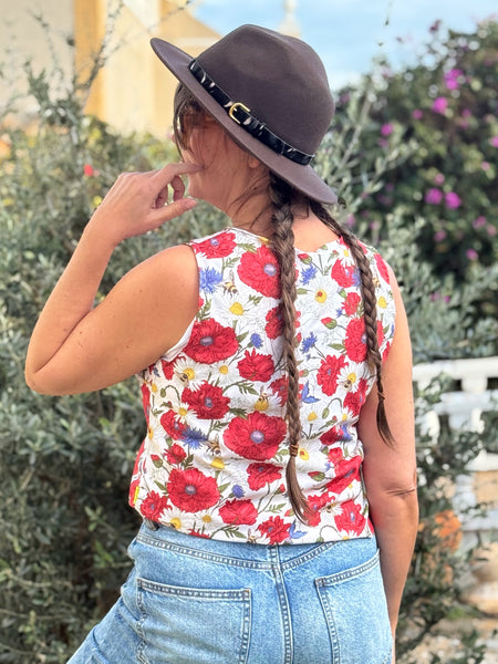 Ärmlös blus med sommarblomster