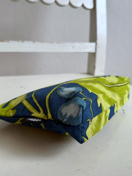 Necessär med stora blå bär