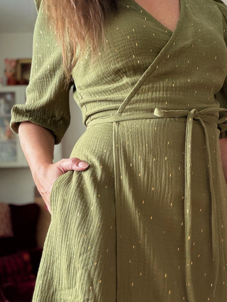 Omlottklänning i mossgrön bomullsmuslin