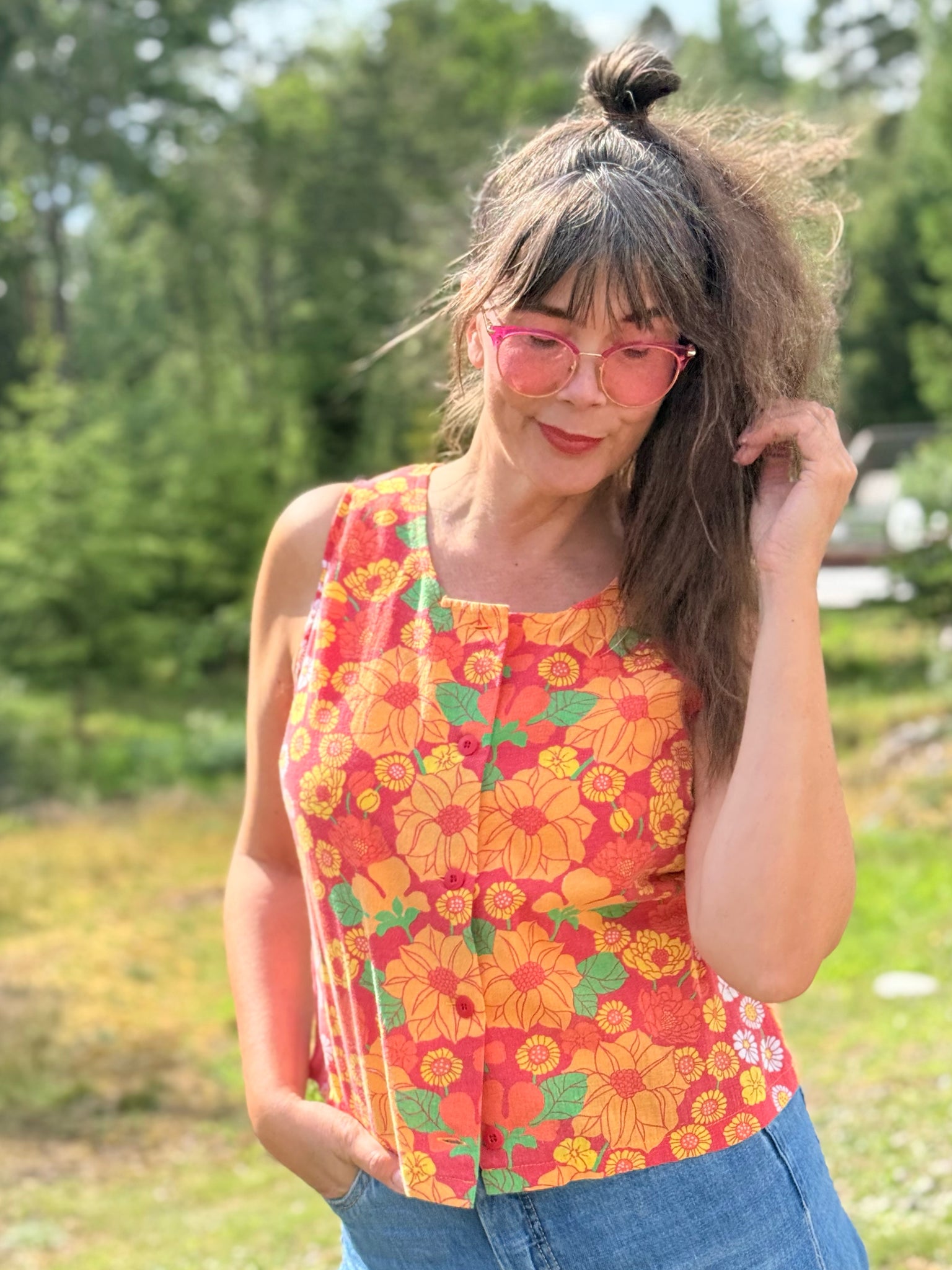 Ärmlös blus i färgglatt vintagetyg
