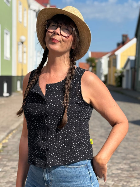 Ärmlös blus, svart med vita prickar