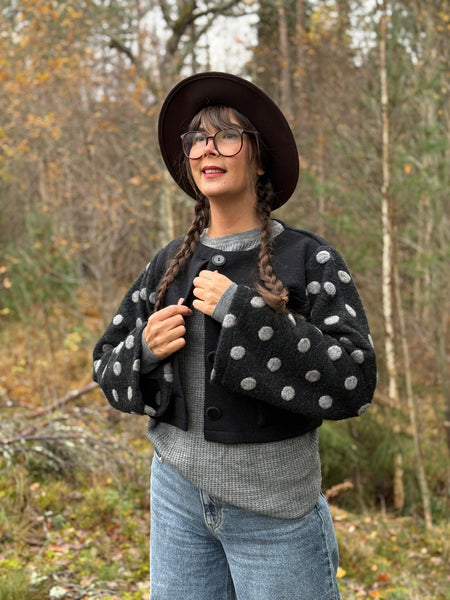 Kort jacka i svart ull med prickiga ärmar