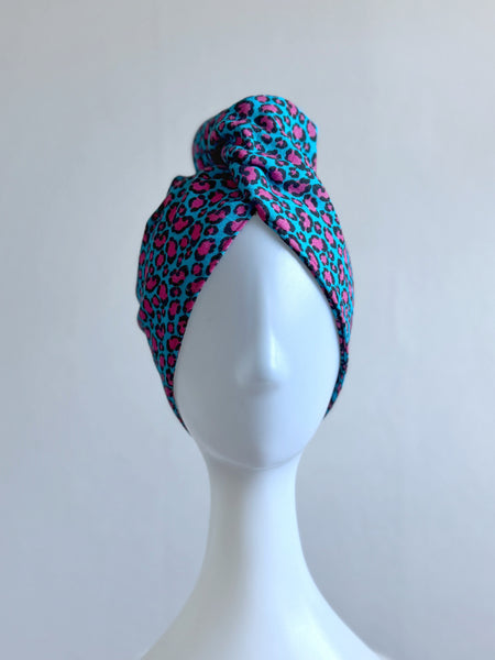 Turban med leopardmönster i turkost & rosa