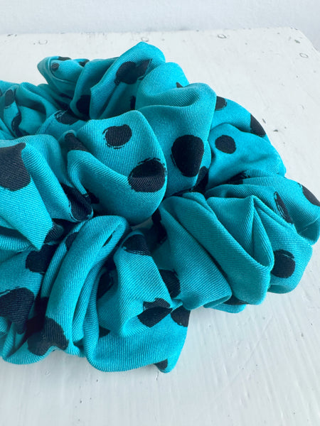 Scrunshie turkos med prickar