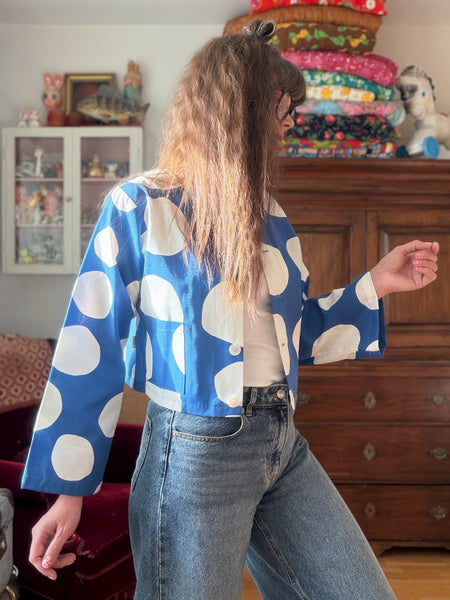 Kort jacka med lång ärm, prickig