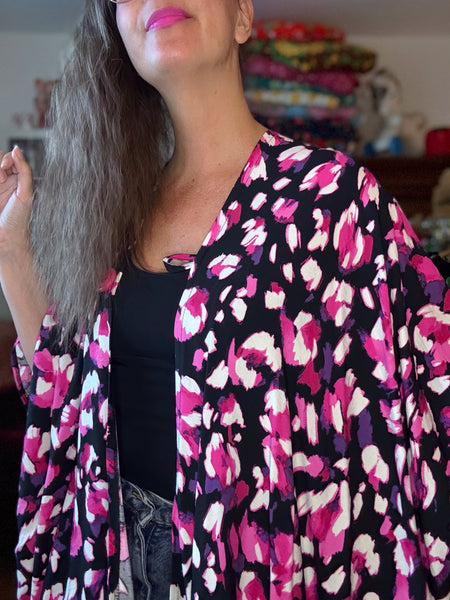 Sjok / kaftan i cerise & lila på svart botten