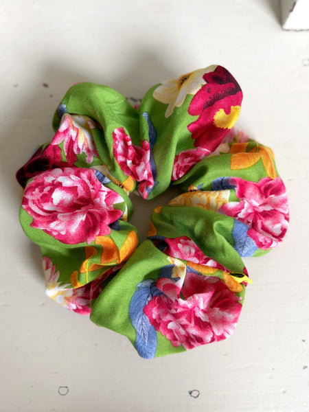 Scrunshie limegrön med blommor