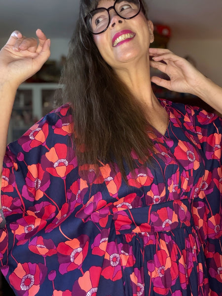 Spektakel / kaftanklänning mörkblått med blommor