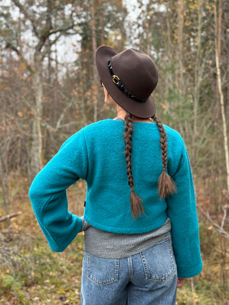 Kort ulljacka i knalligt turkost