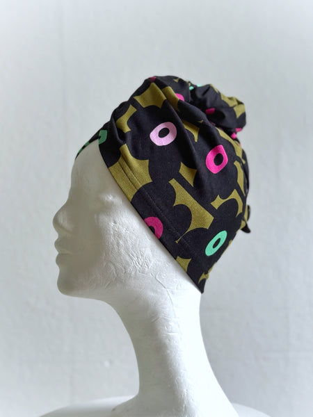 Turban, jersey med svarta blommor