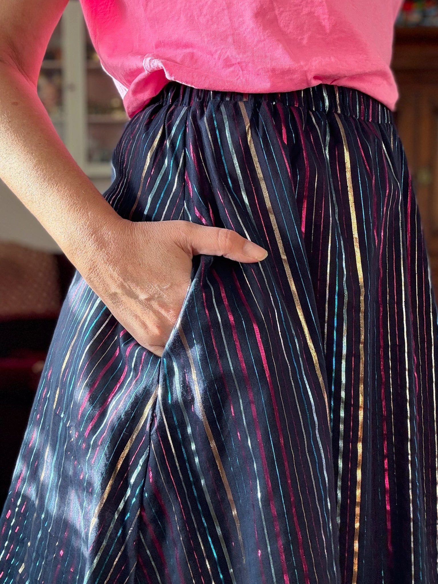 Kjol med glittriga ränder