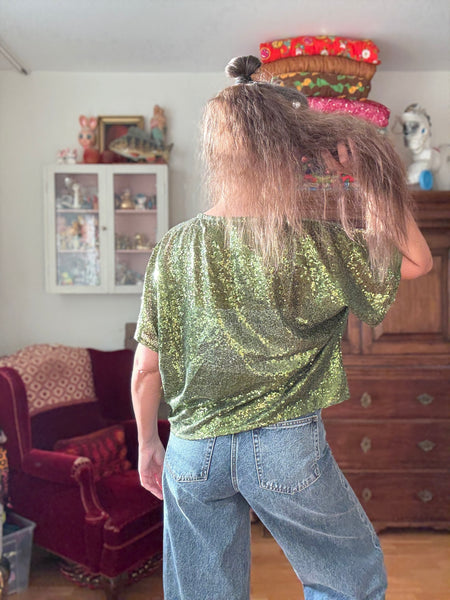 Boxig blus med gröna paljetter