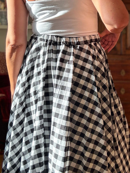 Rundskuren kjol i svart & vit rutigt bomull