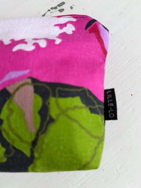 Necessär med cerise blomma