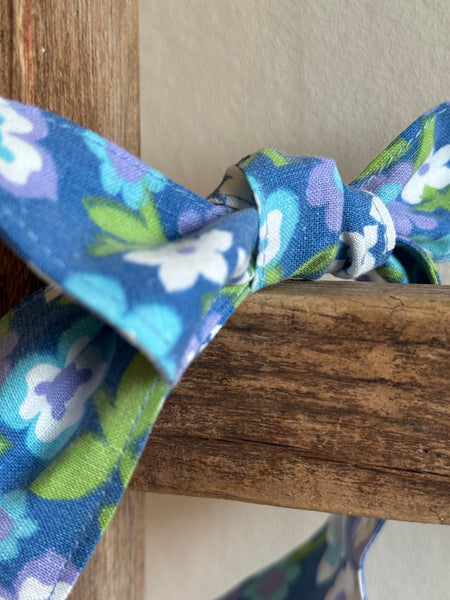 Hårband med lila blommor