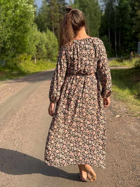Långklänning svart med beiga blommor