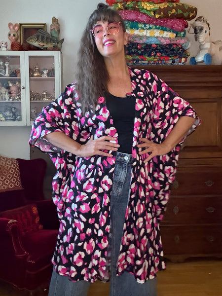 Sjok / kaftan i cerise & lila på svart botten