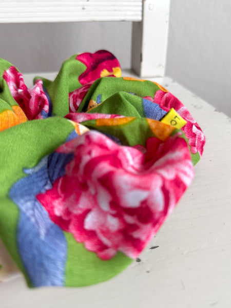 Scrunshie limegrön med blommor