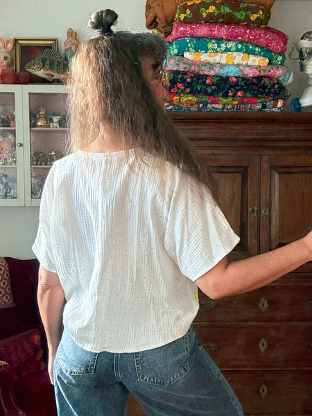 Vit boxig blus med guldprickar